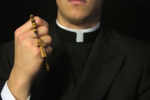 Acusan a sacerdote por abuso sexual contra dos menores
