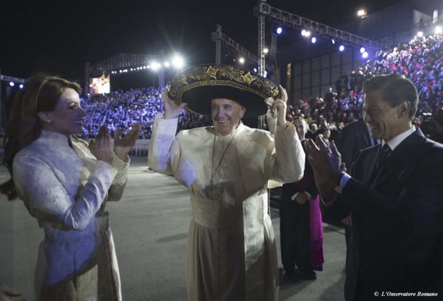 El Papa Francisco (C) usa un sombrero de charro durante los actos de bienvenida en el aeropuerto de Ciudad de México, rodeado del presidente Enrique Peña Nieto (D) y la primera dama Angélica Rivera, 12 de febrero de 2016. REUTERS/cortesía Osservatore Romano. ATENCIÓN EDITORES - ESTA FOTO FUE SUMINISTRADA POR UN TERCERO, REUTERS NO PUDO VERIFICAR SU AUTENTICIDAD, CONTENIDO, UBICACIÓN O FECHA. SOLO PARA USO EDITORIAL, NO PARA VENTA PARA MERCADEO O CAMPAÑAS PUBLICITARIAS, TAMPOCO PARA REVENTA NI PARA ARCHIVOS. LA FOTO ES DISTRIBUIDA EXACTAMENTE COMO FUE RECIBIDA POR REUTERS, COMO UN SERVICIO PARA LOS CLIENTES.