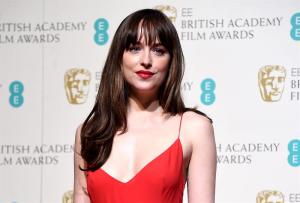 El sensual traje rojo que vistió Dakota Johnson en los premios Bafta