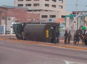 Se volcó camión cisterna de la GNB en la avenida Padilla de Maracaibo