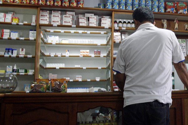 En las farmacias se forman colas, pero fluyen porque la mayoría no encuentra lo que busca. (Foto/Carlos Eduardo Ramírez)