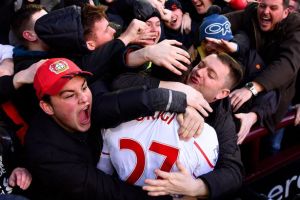 Un hincha del Liverpool besa en la boca a un jugador de su equipo después de meter un gol (FOTOS+VIDEO)