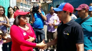 Capriles dice que los venezolanos saldrán de Maduro con Constitución en mano