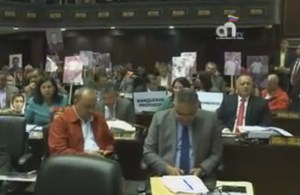 Bancada chavista asistió a la discusión de la Ley de Amnistía con estos carteles (Fotos)