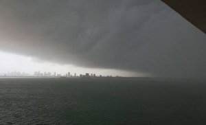 Fuerte tormenta causa inundaciones y corte de electricidad en sur de Florida