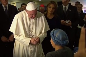¡Conmovedor! Joven con leucemia le canta al papa Francisco el Ave María (VIDEO)