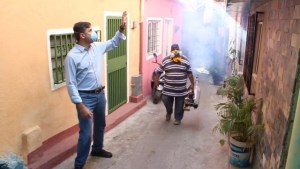 Alfredo Jimeno realiza fumigación focalizada en callejones de Bucaral en Chacao