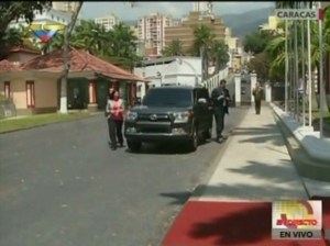 ¡Tipo socialista!… La “camionetica” en que llegó Maduro para anunciar las medidas económicas (VIDEO)
