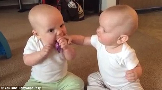 La divertida pelea entre estas bebés gemelas que se volvió viral en las redes (VIDEO)