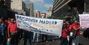 Trabajadores chavistas exigen reenganche laboral y trancan accesos a Chacao (Fotos)