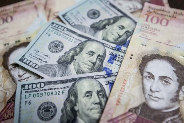 CAR03. CARACAS (VENEZUELA), 17/02/2016.- Fotografía de billetes de pesos mexicanos y dólares estadounidenses hoy, miércoles 17 de febrero de 2016, en Caracas (Venezuela). El presidente venezolano, Nicolás Maduro, anunció hoy una serie de medidas económicas que incluye el primer aumento del precio de la gasolina en el país en 27 años, que sube más de un 6.000 %, una devaluación del bolívar del 58,7 % y un aumento del 20 % de los salarios básicos. EFE/Miguel Gutiérrez