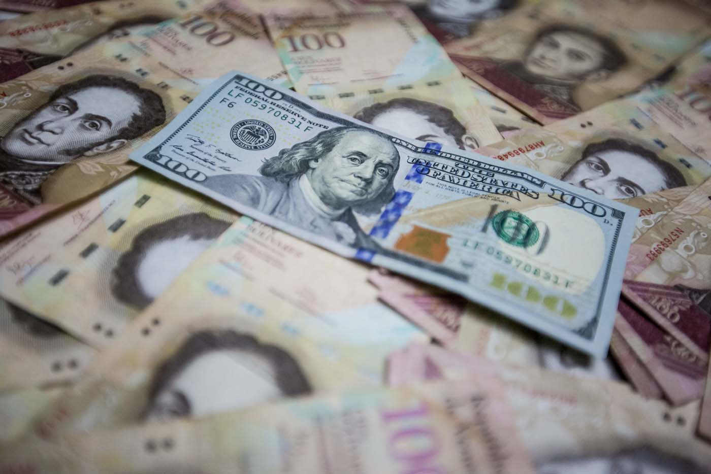 Moneda nacional se devalúa Bs. 4 al inicio de la semana: Así cerró el Simadi