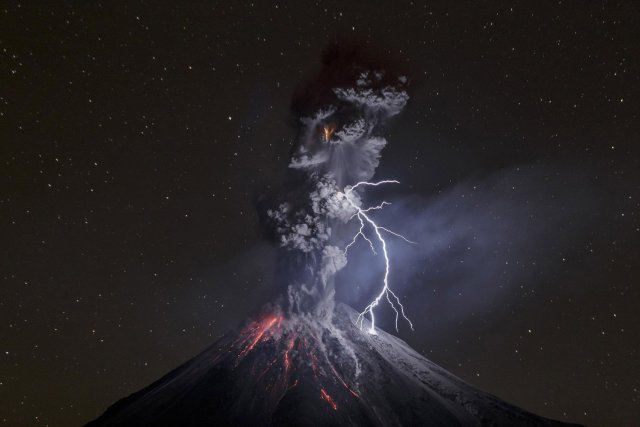 Tercer premio de la categoría "Naturaleza", Sergio Tapiro. Volcán Colima, Mexico
