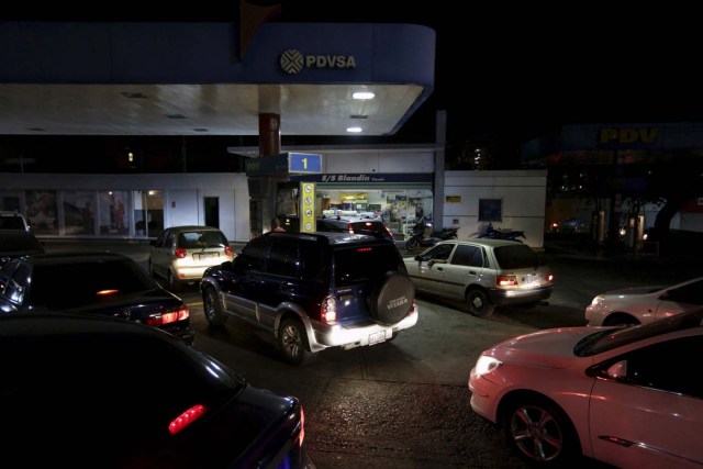 Venezuelan motorists line up for fuel at a gas station, which belongs to Venezuela's state oil company PDVSA, in Caracas, February 17, 2016. REUTERS/Marco Bello