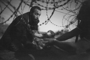 La conmovedora foto de refugiados en Hungria que ganó en el World Press Photo