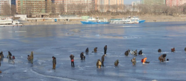 Habitantes de Pyongyang rompen el hielo para pescar. D. W.