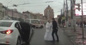 ¡Qué manera de celebrar! Recién casados discuten en la calle después de la ceremonia (VIDEO)