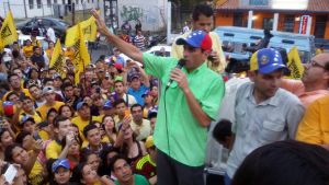 Así recibieron a Capriles en las afueras de la Basílica de la Virgen del Valle (VIDEO)