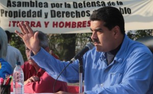 Maduro firma aumento de 52% del ingreso mínimo de los trabajadores