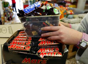 Retiran de la venta en 55 países los chocolates Mars y Snikers tras hallar plástico en una barrita