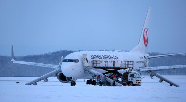 Evacúan avión de Japan Airlines en Hokkaido por humo en la cabina