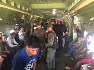 Las impactantes imágenes del traslado de los presos de la cárcel de San Antonio en un avión de la FANB (FOTOS)