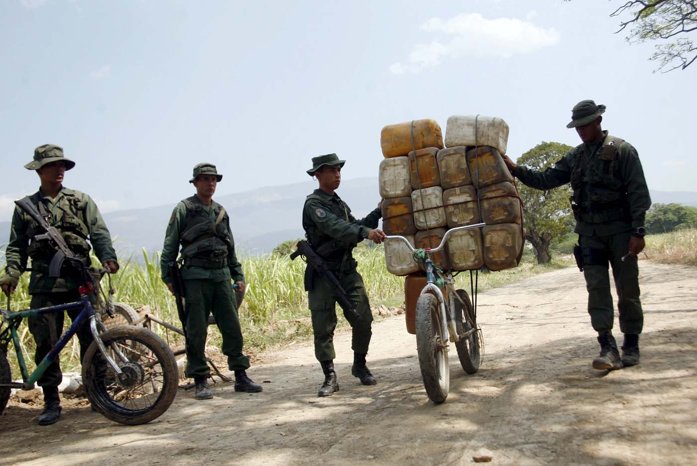 Policía colombiana captura a 28 traficantes de gasolina venezolana