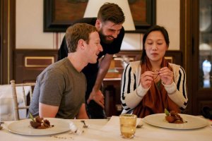 Piqué cena con Mark Zuckerberg y su esposa y cuelga una foto en Twitter