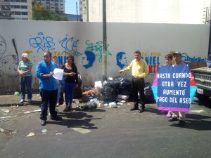 Habitantes del norte de Caracas protestaron contra aumento de tarifas del aseo urbano