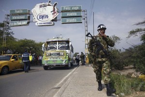 Restricciones impuestas por Colombia en los puentes encierran aún más a la población fronteriza