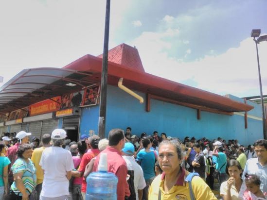 Guayacitanos siguen en colas con temor a estallido social