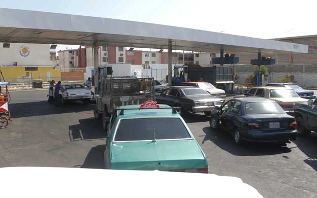 En la estación de servicio de La Limpia se observaron colas para surtir de combustible. (Foto: María Fuenmayor)