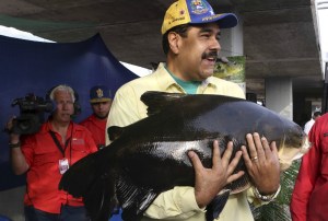 FOTOS: La insólita y absurda “salvación” del país en las manos de Nicolás Maduro
