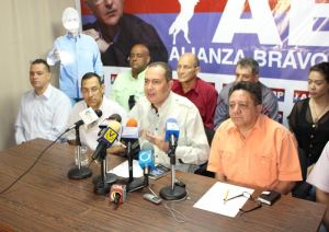 Richard Blanco: Apoyamos mecanismos que adopte la MUD para la salida constitucional de Maduro
