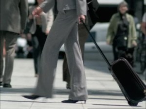 ¡Peligro en los pies! Detienen a mujer en aeropuerto por llevar zapatos en forma de pistola (FOTO)