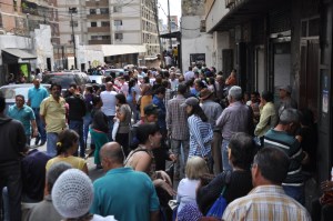 Llegó leche, mantequilla y papel y las calles de La Candelaria colapsaron (FOTOS)