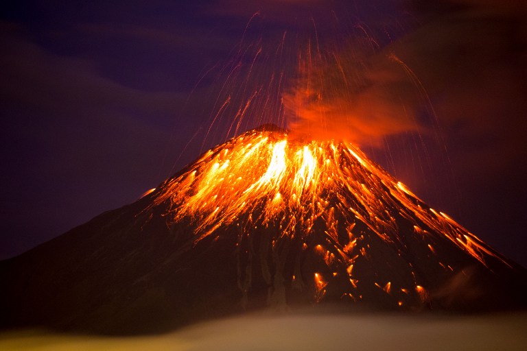 Ecuador: Volcán expulsa bloques incandescentes