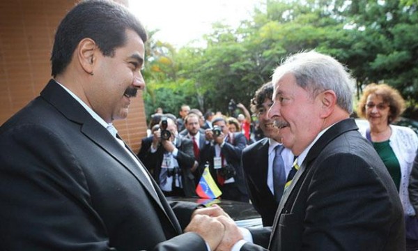 Mientras Venezuela cae a un abismo, Maduro apoya inscripción de candidatura de Lula en Brasil