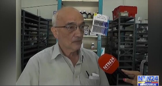 EN VIDEO: Dueño de farmacia llora por no tener medicinas que vender
