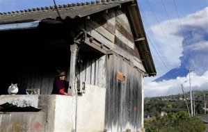El volcán Tungurahua de Ecuador arroja ceniza y rocas