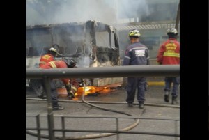 Se incendia autobús en la avenida Francisco de Miranda (Fotos)