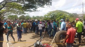 Continúa restringido el tránsito en Tumeremo tras acuerdo de familiares de asesinados con GNB