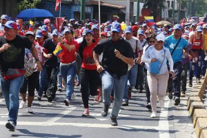 Chavistas recorren ruta que hicieron hace tres años con el féretro de Chávez