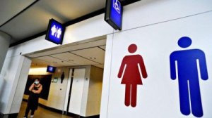 Alcaldía de New York apoya a transexuales para su acceso a baños públicos