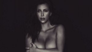 Kim Kardashian tuitea otra foto desnuda