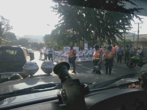 Docentes protestan en la Av. Intercomunal de El Valle en Caracas