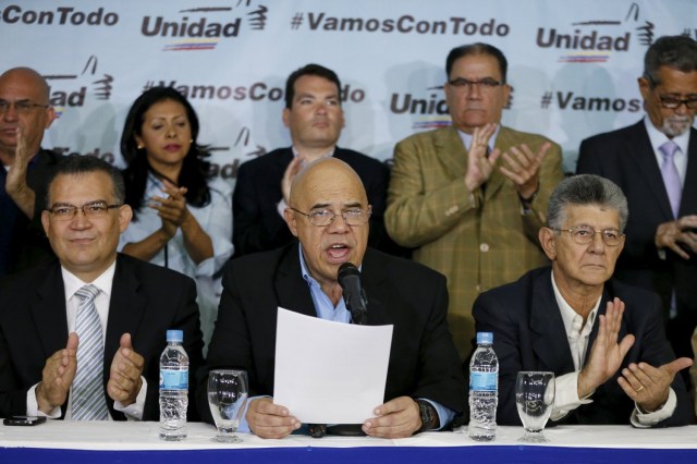 Jesus Torrealba (C), secretary of Venezuela's coalition of opposition parties (MUD), talks to the media next to Henry Ramos Allup (R), President of the National Assembly, and their fellow politicians during a news conference in Caracas March 8, 2016. REUTERS/Carlos Garcia Rawlins