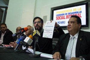 Pizarro: Si los ministros no nos quieren escuchar sesionamos en el ministerio