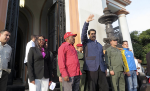 Fuerte cacerolazo contra Maduro cuando salía del Panteón Nacional (Video)