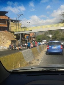 Protestan en la carretera Petare-Santa Lucía por falta de agua (Fotos)